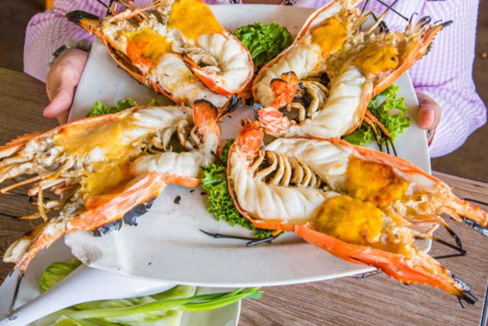 Crevettes grillées sur la rivière à Ayutthaya